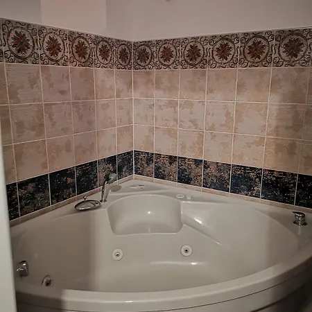 Centro - E Con O Senza Vasca Idromassaggio אנה